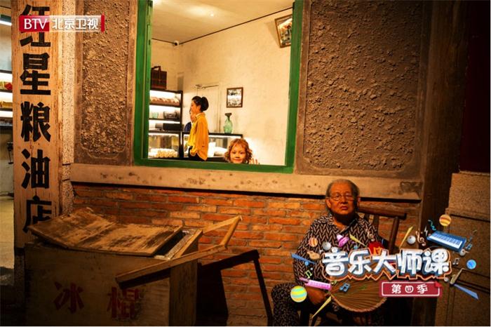 同学们“穿越时光”完成任务.JPG