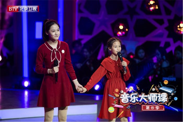 学姐陈果与邱梓淇合作演唱歌曲.JPG