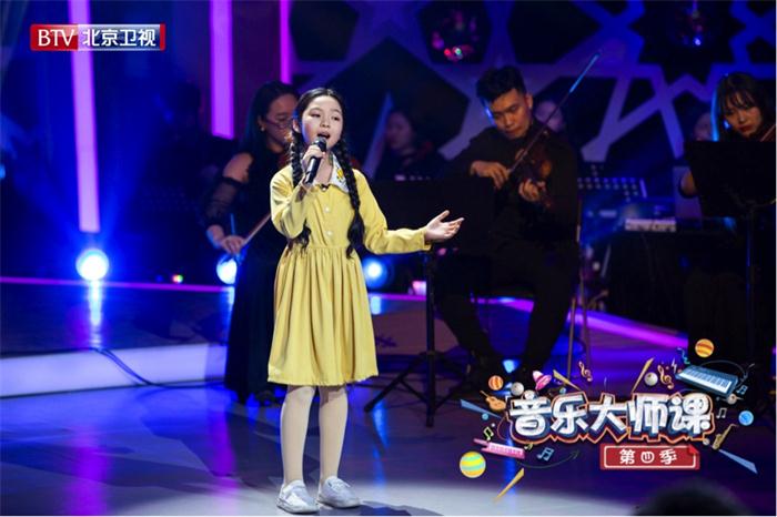 学生米拉演唱《让我们荡起双桨》.JPG