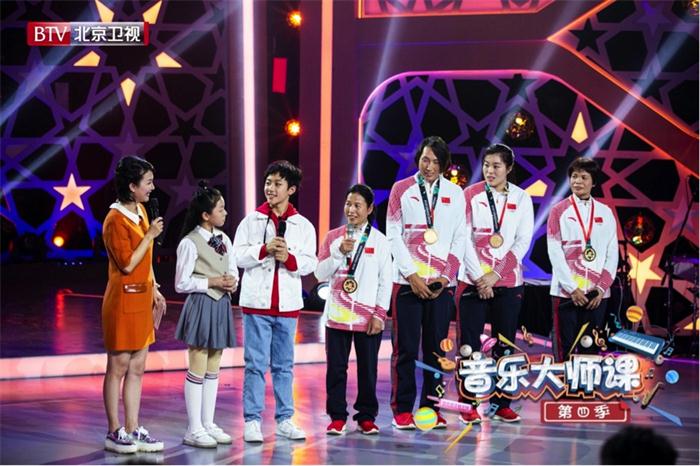 九江女子龙舟队的冠军阿姨们与同学们分享体育故事.JPG
