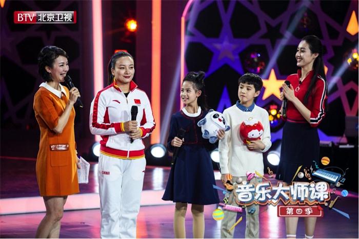 北京申办冬奥会形象大使李妮娜与同学们体育故事.JPG