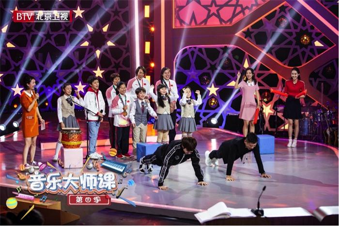 班主任胡海泉与音乐助教秦奋舞台上做俯卧撑.JPG
