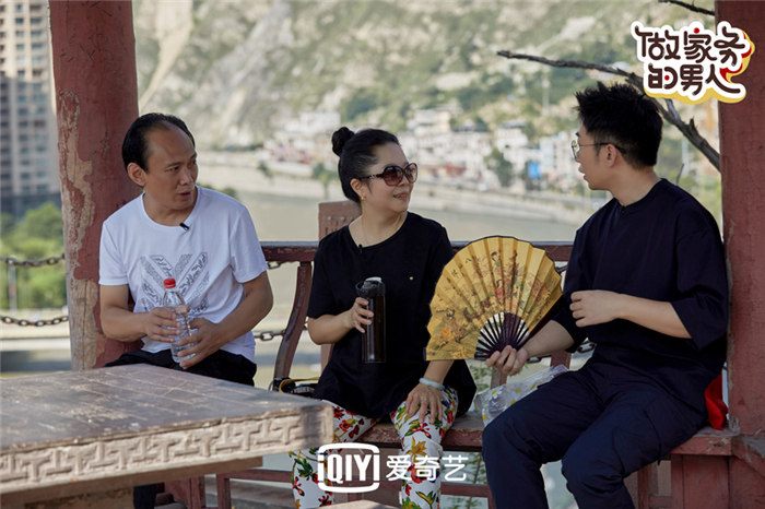 杨迪一家三口.jpg