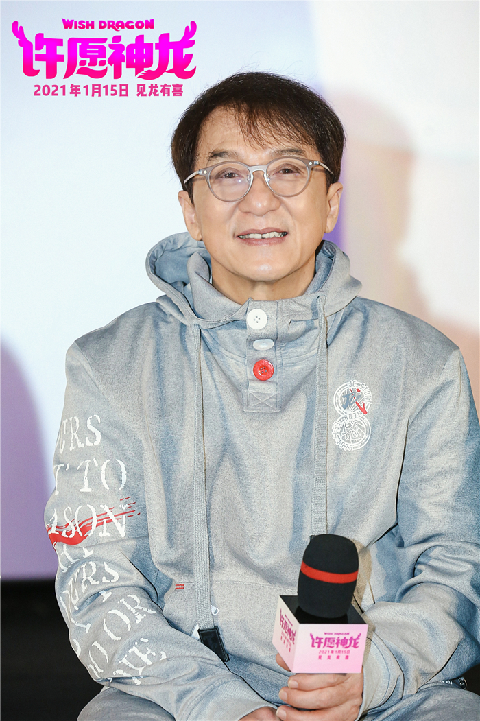 成龙在现场微笑.jpg