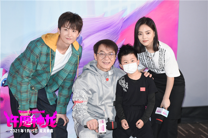主创与小孩合影.jpg