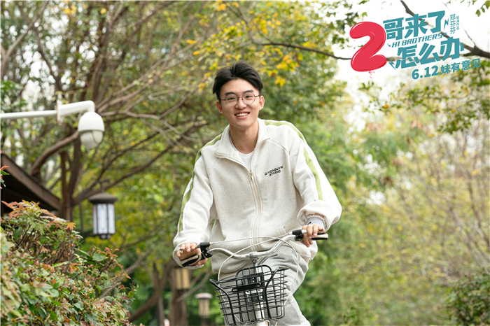 郑伟饰演不速之客2哥李圣活力氛围显青春.jpg