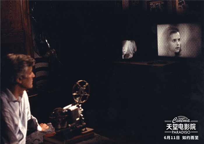 《天堂电影院》中年托托回忆过去.jpg