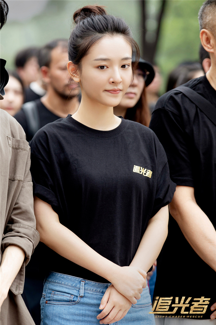 4-吴倩饰展颜.jpg