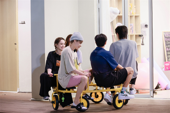小屋众人骑小车合照.jpg