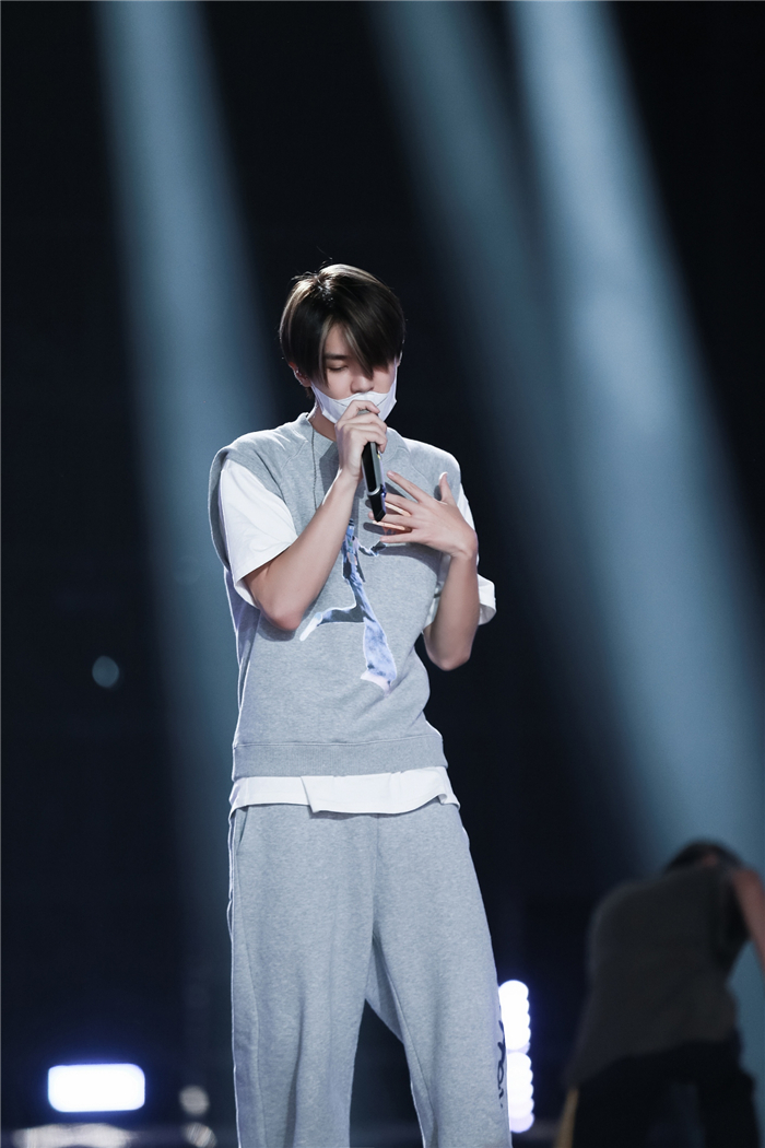 1629182242179648.jpg 黄明昊 (1).jpg