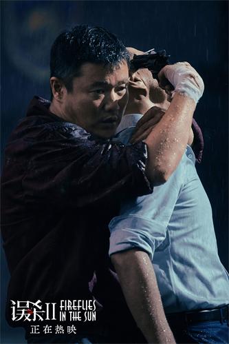 《误杀2》林日朗（肖央 饰）挟持龙丹市长（姜皓文 饰）.jpg