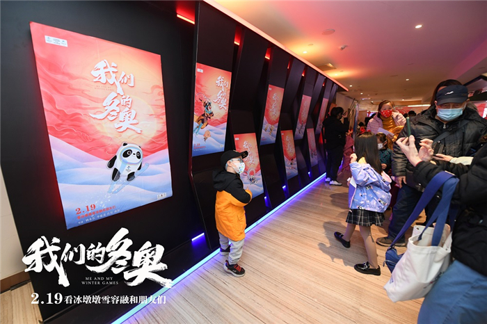 小朋友们争相拍照.jpg