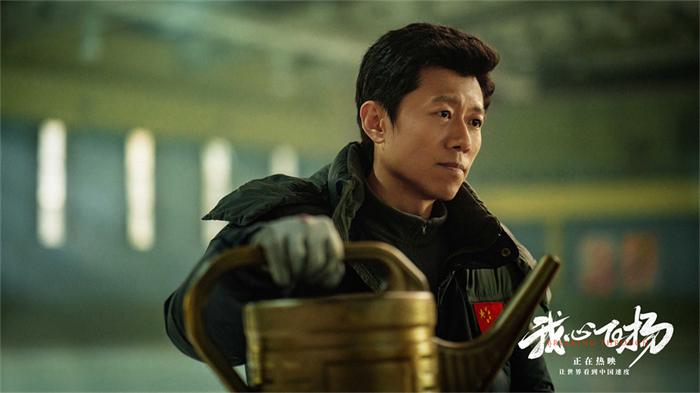 教练秦杉在冰场浇冰.jpg