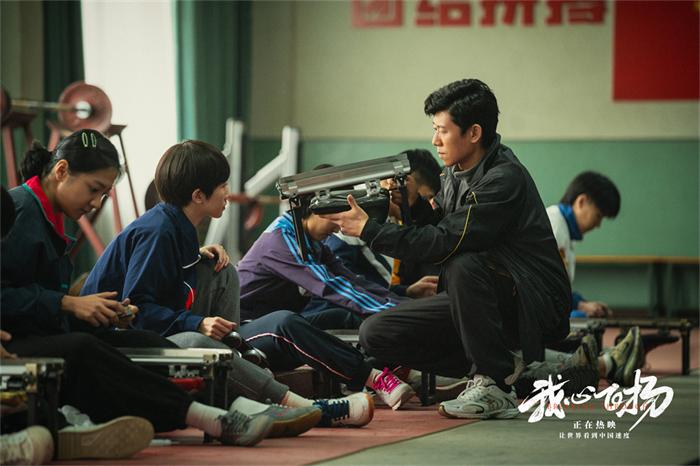教练秦杉指导打磨冰刃.jpg